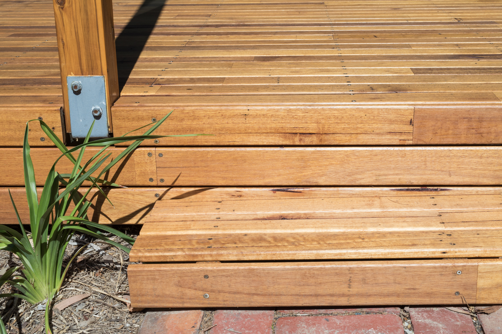  Silvertop Ash Decking - Feature Grade  Photography by Charlie Kinross 