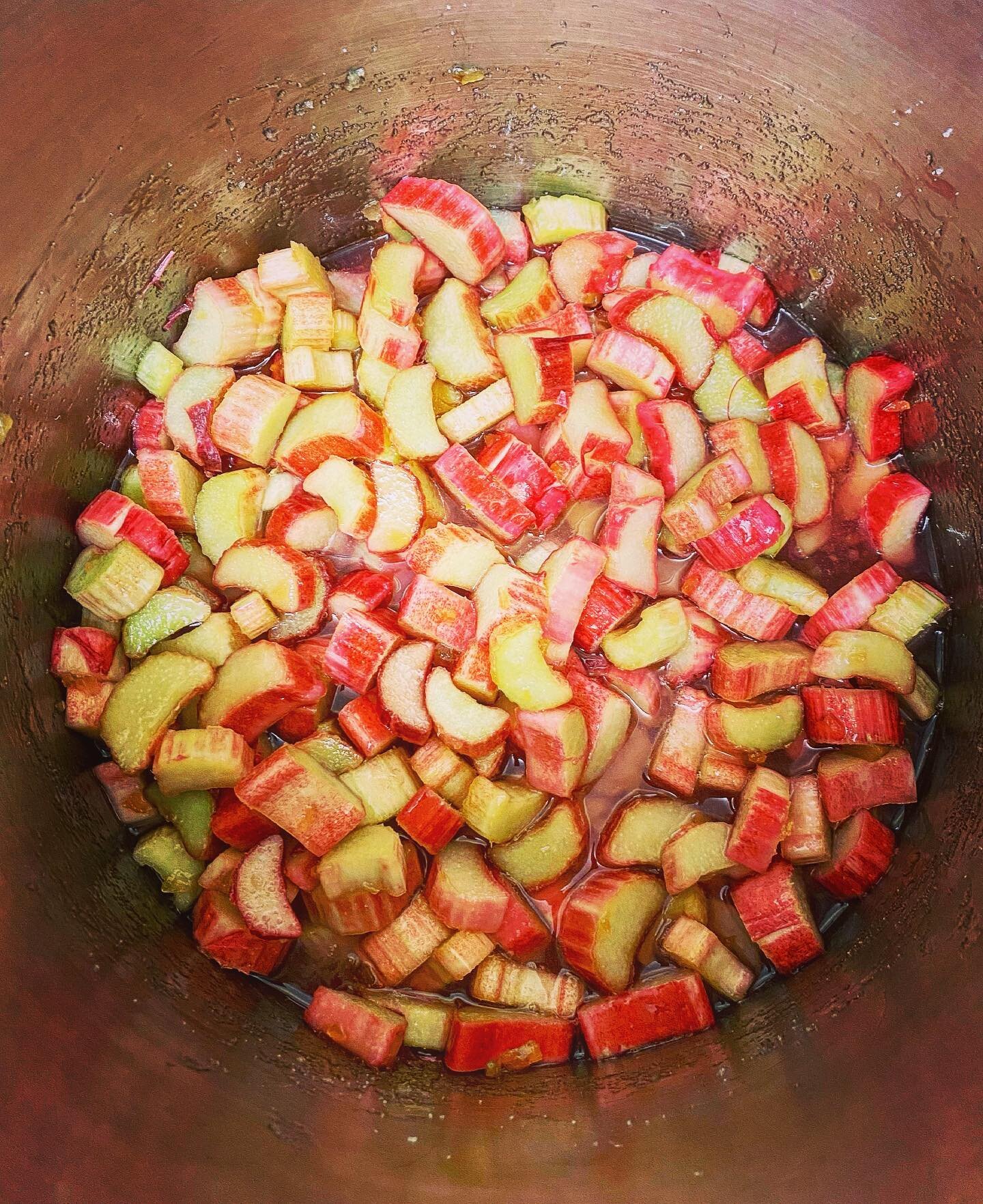 Rhubarb pickle, chutney and compote coming soon&hellip;.smelling delicious.

#rhubarb #preservologist #compote #chutney #pickle #preserving #potshot #foodprep #seasonalfood #ohsmygoodness