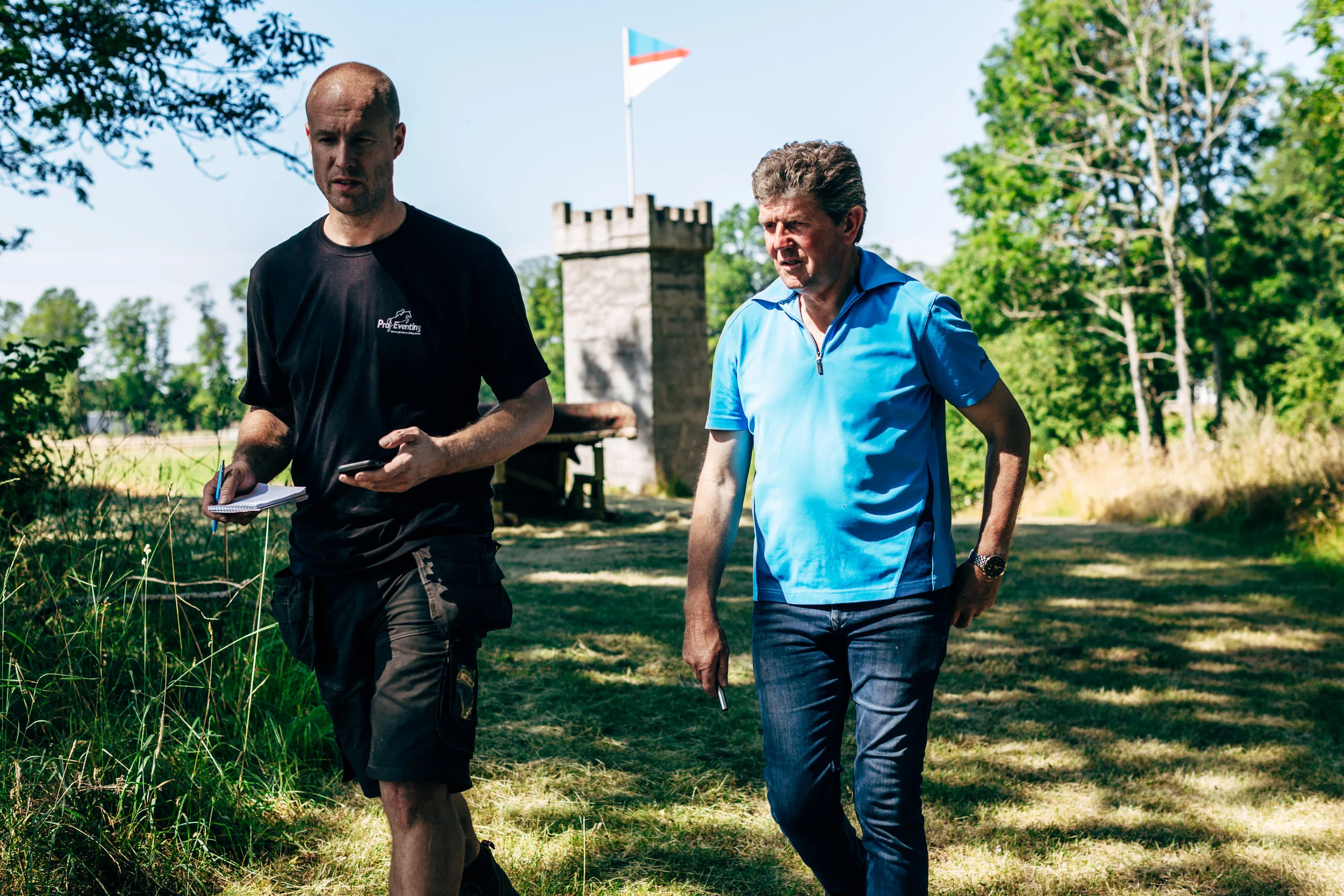 Lars Persson (Pro Eventing Nordic) och Eric Winter går igenom vad som ska göras med varje hinder och mäter ut bansträckningen inför årets tävlingar. Foto: Andreas Lundgren