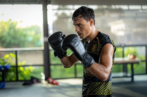 .
Alexander Glemme m&ouml;ter m&ouml;ter Tobias Brolin i en A-klass i -77kg 🔥
 Historien om Alexander och hans resa inom thaiboxningen b&ouml;rjar n&auml;r han som 13-&aring;ring hittar en dammig DVD med texten &rdquo;UFC 101&rdquo; hemma. Nyfiken s