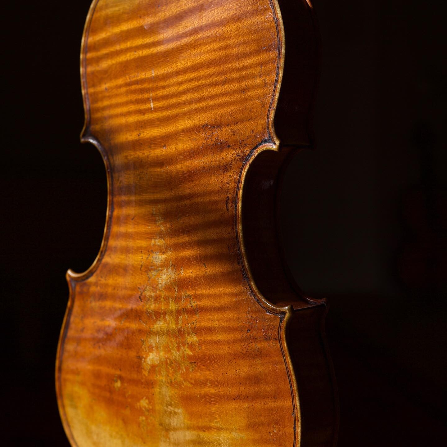 #Jacobveitmueller #violin #maple #varnish 
.
.
.
.
.
.
.
#delgesuguarneriinspired #Geige #photoshoot # #violinmaker #spruce #orchestra #violine #violino #instrument #stringinstrument #luthier #violinshop #violinmaker #berlin #바이올린
 #バイオリン #finewoodwo