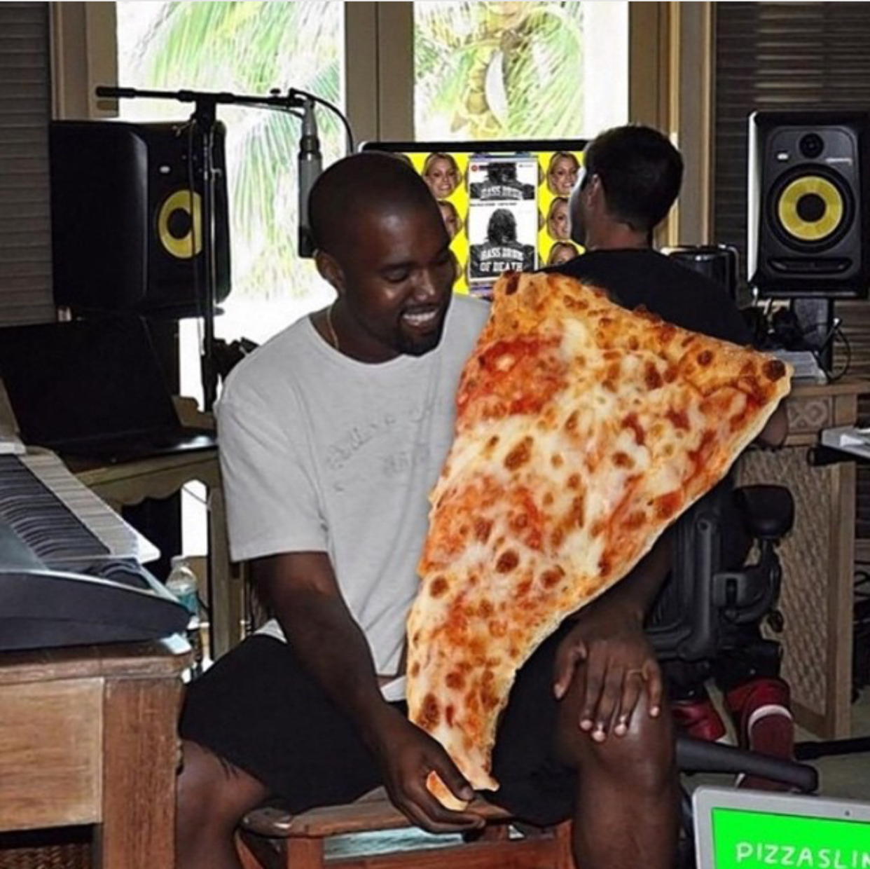 PHOTOGRAPH BY @PIZZA