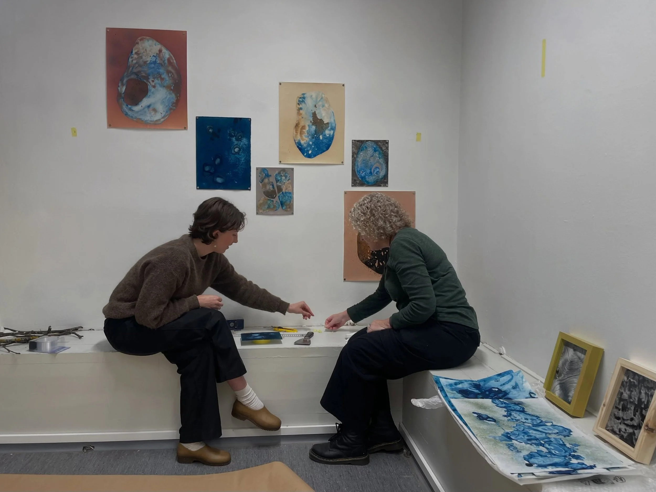 Vi er godt igang med &aring; montere utstillingen &ldquo;Tethered&rdquo; for CYAN m&oslash;rkeromsgalleri ved Oslo Negativ!
Kurator @mikhelagreiner har samlet fotografiene til 11 av fotografene som jobber ved CYAN m&oslash;rkerom, i tillegg til arbei