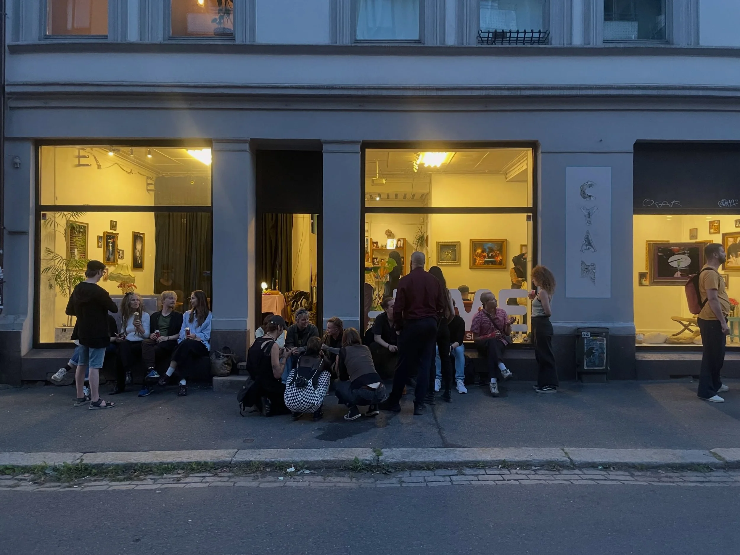 Finfin utstillings&aring;pning p&aring; @studio_isme ig&aring;r og utstillingen &laquo;Remember to water your plants&raquo; av fotograf Mona Ulriche Schanche - @monathepony  er &aring;pen kl 12-20 frem til 30.aug. 
&AElig;rlig t&oslash;ffe og s&aring