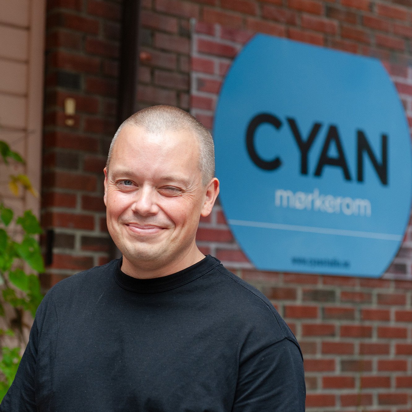 V&aring;r gjestekunstner @theoelias har ankommet Oslo og vi inviterer til. en uformell Meet&amp;Greet i dag tirsdag 11.aug fra kl 17-19 p&aring; CYAN m&oslash;rkerom i Trondheimsveien 32.
Det blir CYAN sommerbrygg, trivelig samtale, lave skuldre, en 