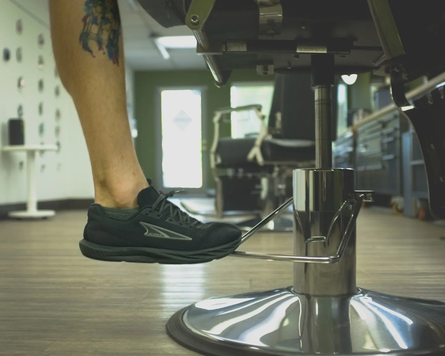 Please keep your hands and feet inside the chair until the service has come to a complete stop.

#barber #barbershop #boisebarber #boisebarbershop #hairstylist #boisehair