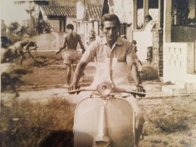Meu pai em sua lambreta cerca de 1950
