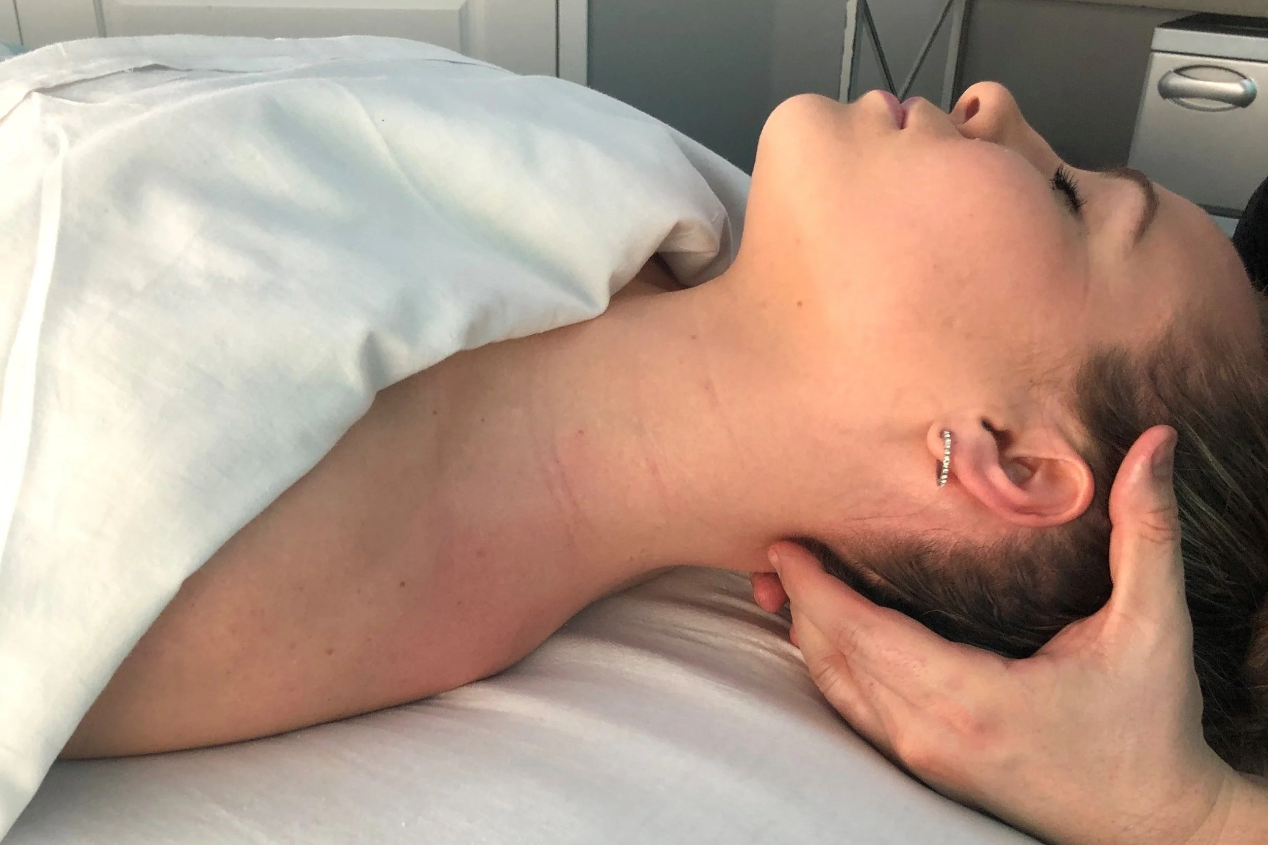 Licensed Massage Hope therapist providing personalized deep tissue massage to Leesburg clients