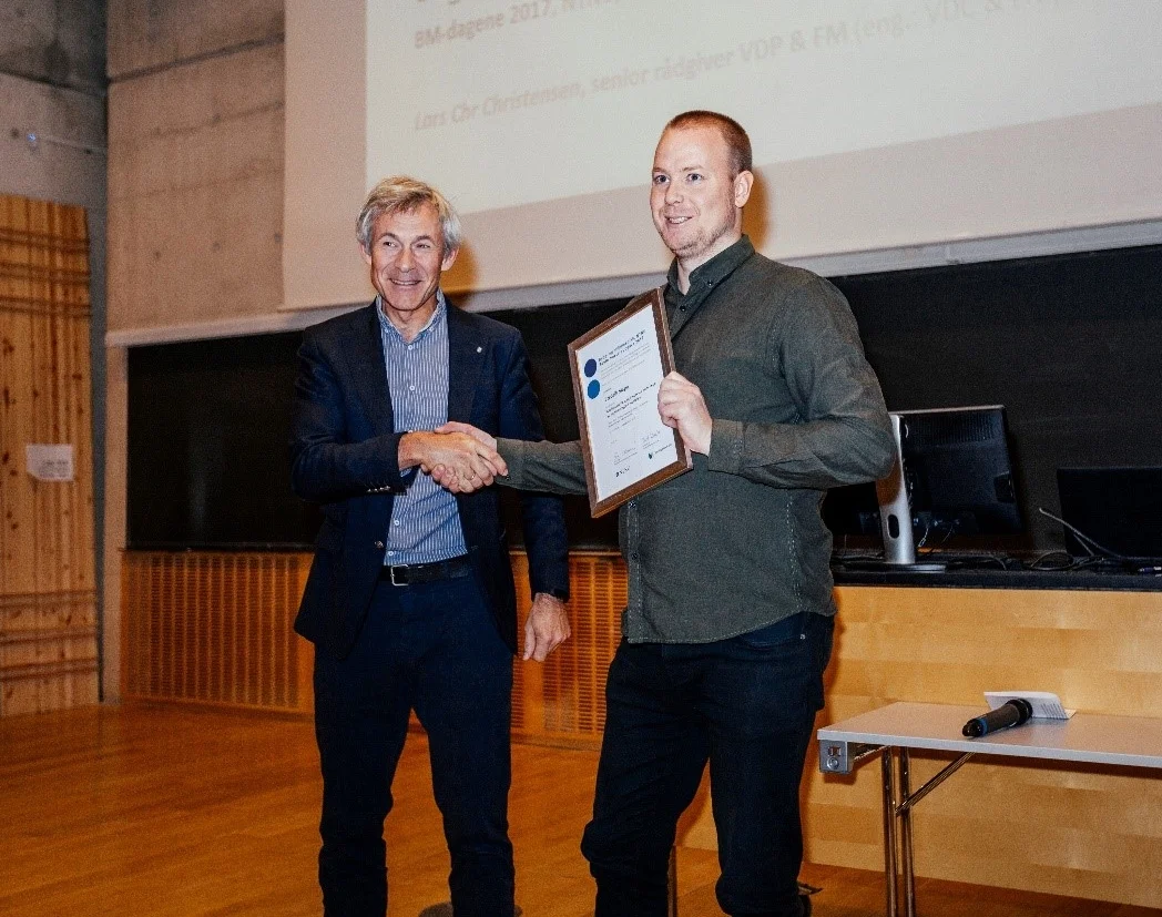 Dekan Olav Bollan ved Fakultet for ingeniørvitskap – NTNU deler ut Næringslivsringens pris for beste masteroppgåve innan bygg- og miljøteknikk til Fredrik Slapø. Foto: Remy Eik-Nikolaisen