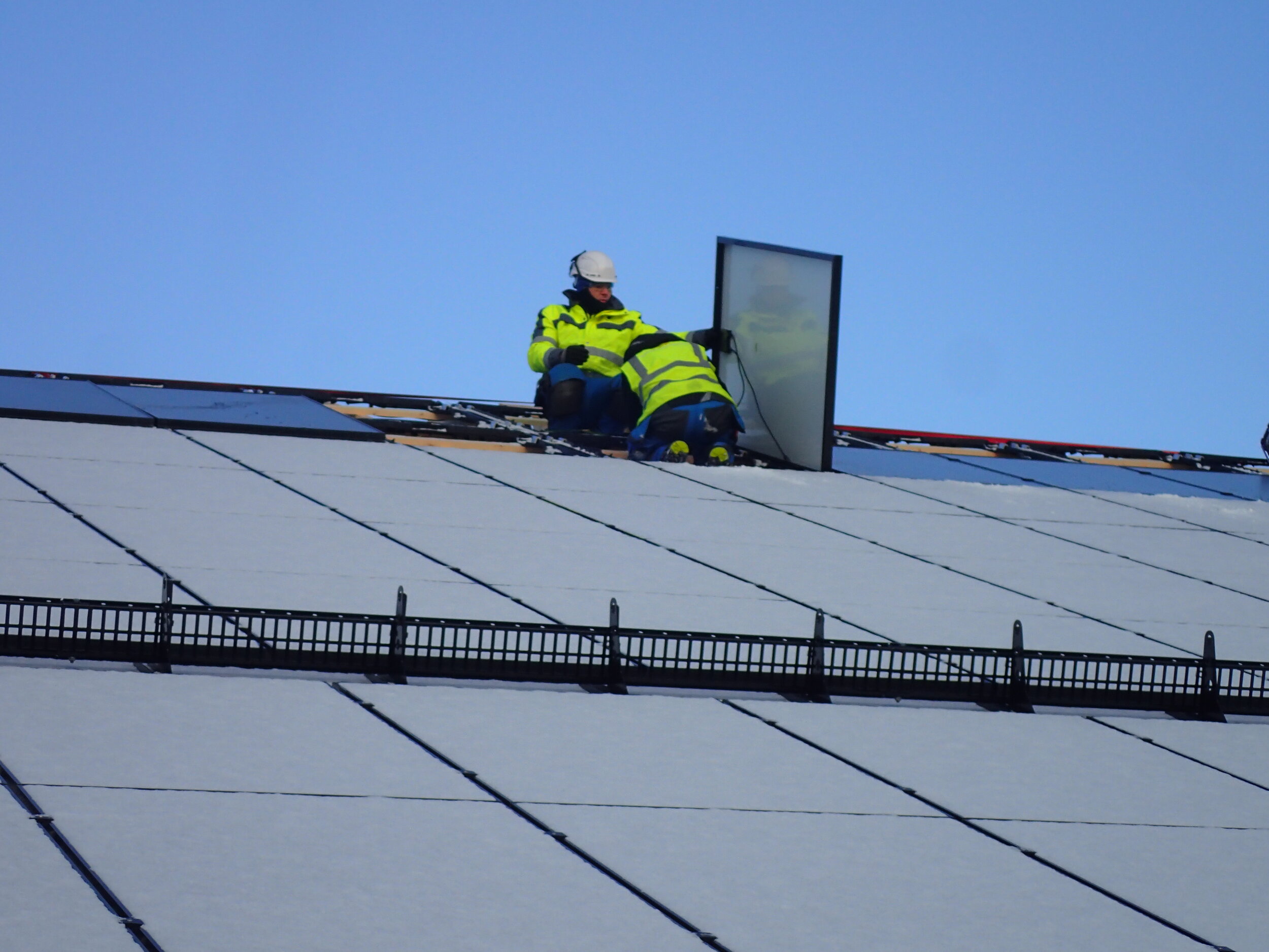  Montering av solcellepanela på taket av ZEB-laboratoriet vart gjort vinteren 2019/2020 slik at vi kunne starte hausting av solenergi i april, eit halvår før bygget var ferdig. 