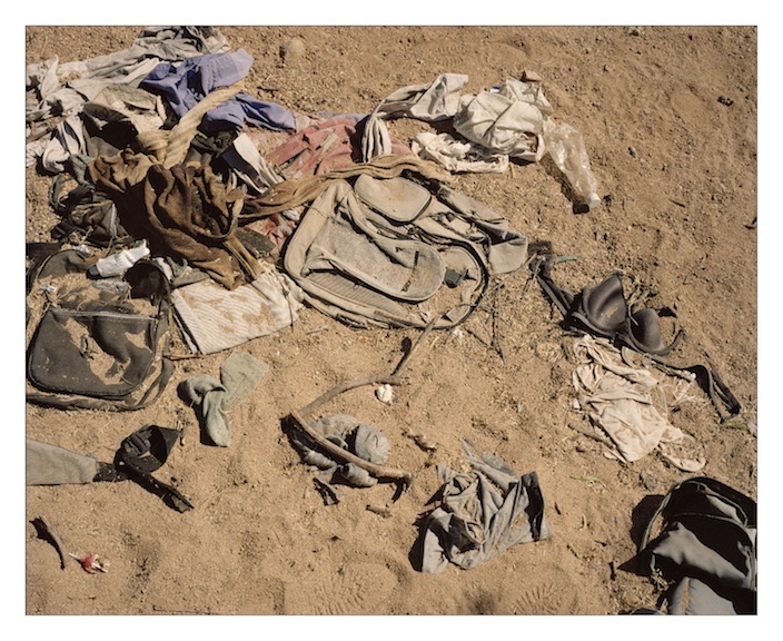  The trails are littered with clothes that the migrants discard, either because they can no longer carry them or because they have reached the end of the trail and are waiting to be collected in a vehicle by the ‘coyotes’ who will drive them deeper i