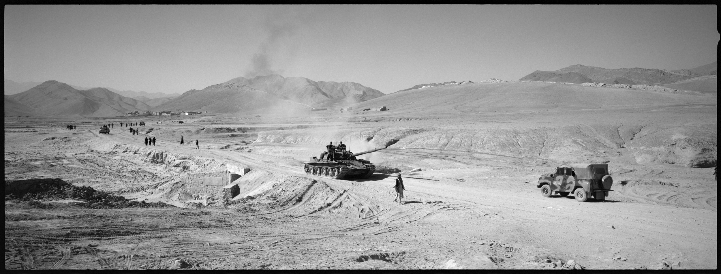  Northern Alliance soldiers and T54 tanks retreat from heavy fighting against Taliban forces at Maidan Shah, south of Kabul, in Wardak provice 