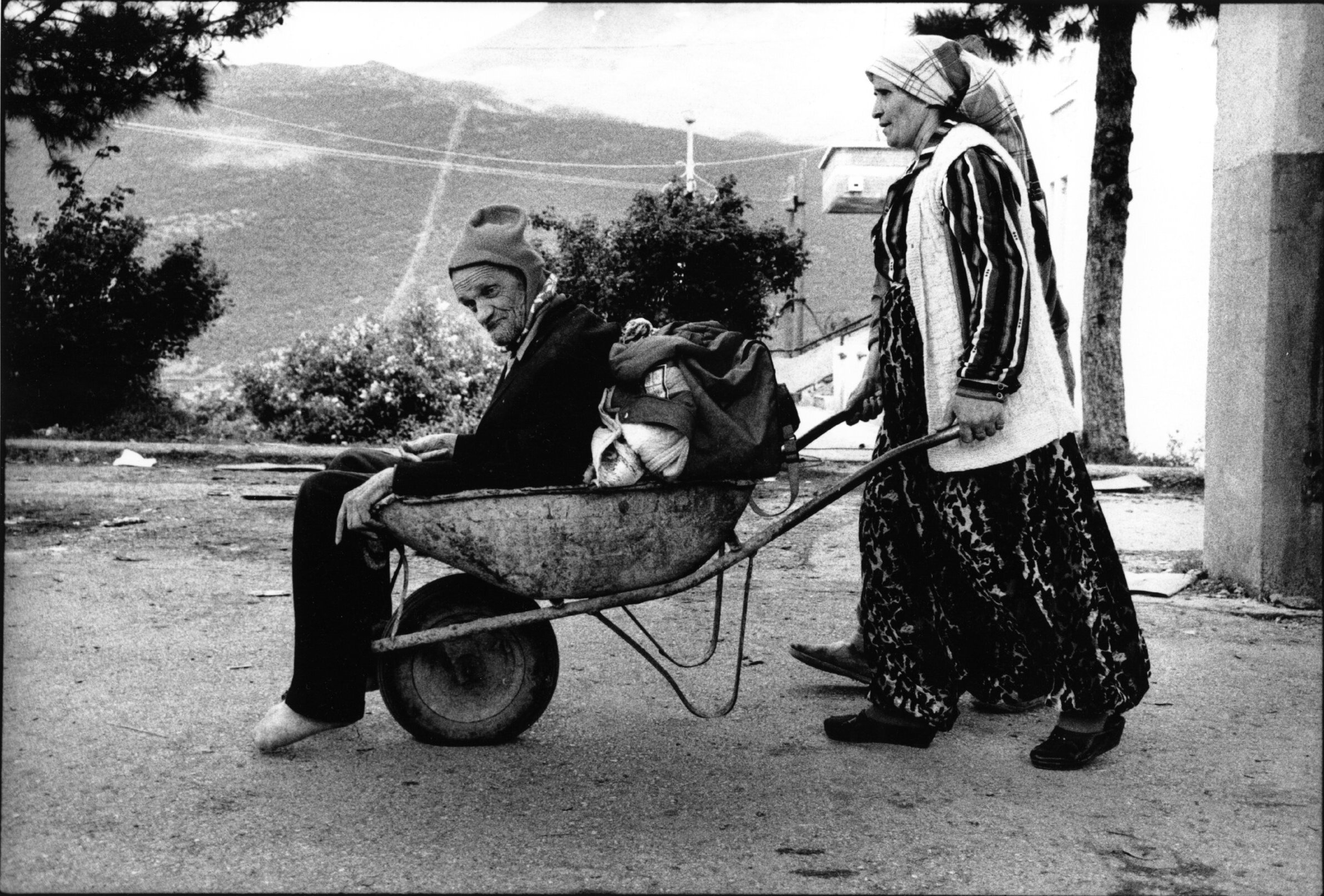  A Kosovar refugee is transported across the border from Kosovo to Albania by his wife. 