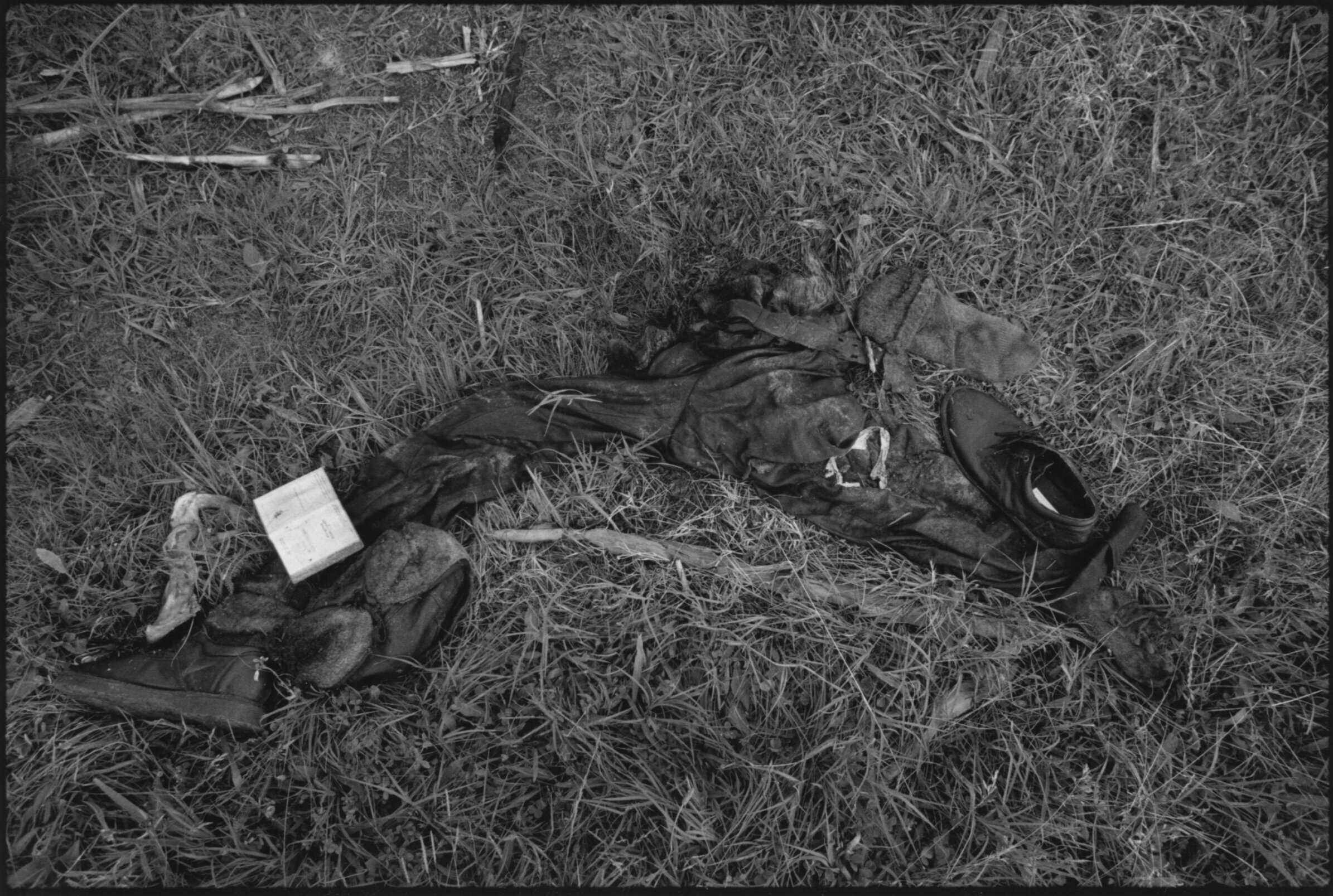  Human remains in a field near the village of Meja where refugees reported hundreds of men were murdered by Serb paramilitary forces. 