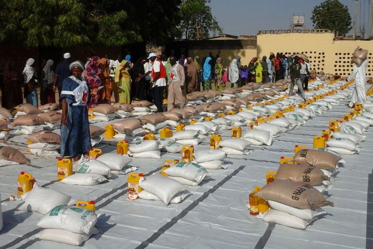 Madinatu Mosque, Maiduguri, Nigeria, 24 January 2015. ICRC staff prepare emergency food supplies for some 3,600 displaced people who fled from Baga to Maiduguri after attacks on their town. CC BY-NC-ND / ICRC / M. Das