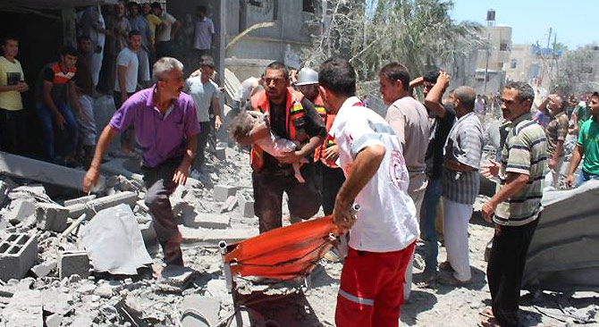 Palestinian Red Crescent Society paramedic evacuating the wounded in Khan yunis, a neighborhood in the southern Gaza strip. Palestinian Red Crescent Society works around the clock to provide assistance and medical care. © PRCS
