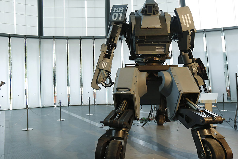 A robot armed with a futuristic weapons system, at an exhibition in Tokyo. © Reuters / K. Kyung Hoon