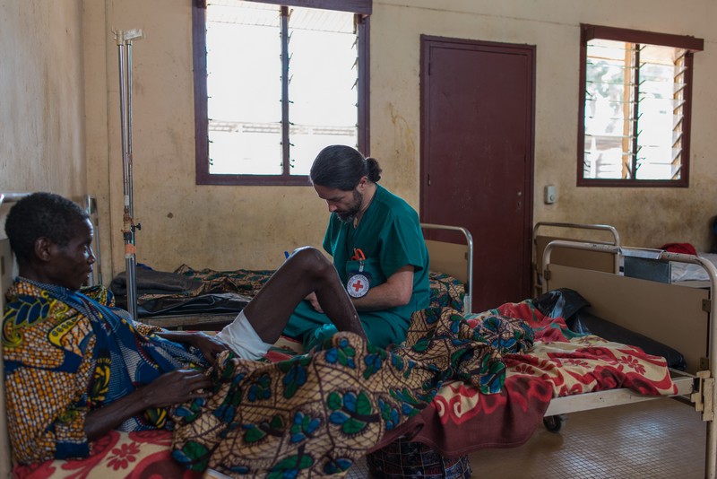 ICRC medical staff visiting Bangui’s Community Hospital in the wake of the violence that has killed at least 53 people in the west of the country. © ICRC / Rabih Mazboudi