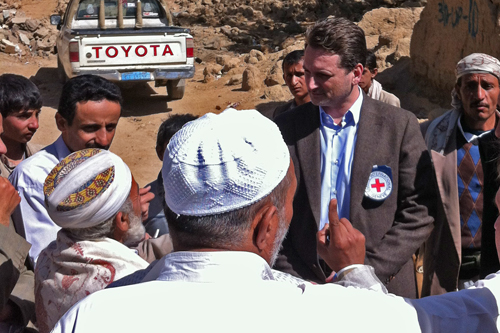 Sa’ada, northern Yemen - Pierre discusses humanitarian issues with members of the community. © ICRC / P. Youssef