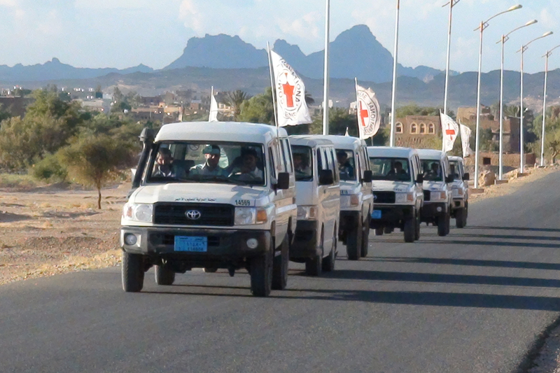 An ICRC convoy sets off from Saada to Dammaj, to evacuate people injured in fighting there. © ICRC / v-p-ye-e-01020