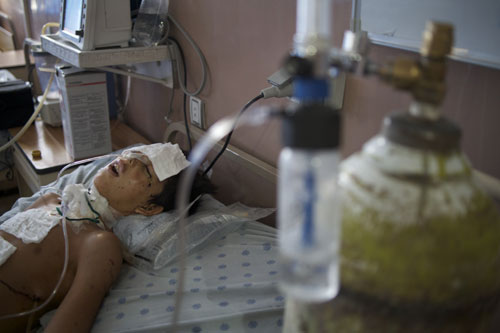 Mirwais Hospital, Kandahar, Afghanistan. A boy lays recovering from mortar wounds resulting from recent clashes between armed forces. © ICRC / Jacob Simkin