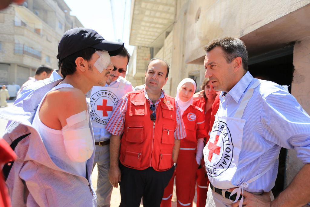ICRC president at Red Crescent medical post, Mu'adhamiya, Syria - © ICRC/Ibrahim Malla