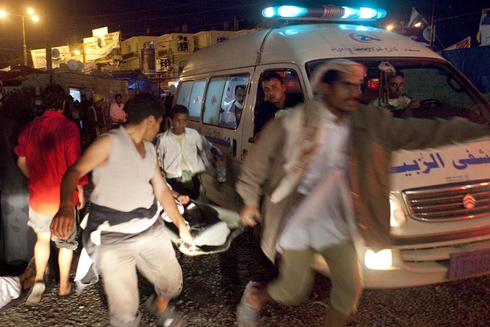 Safeguarding Health in Conflict - The wounded and dead arrive at a Sana'a makeshift clinic, 2011 © COSMOS/Catalina Martin-Chic