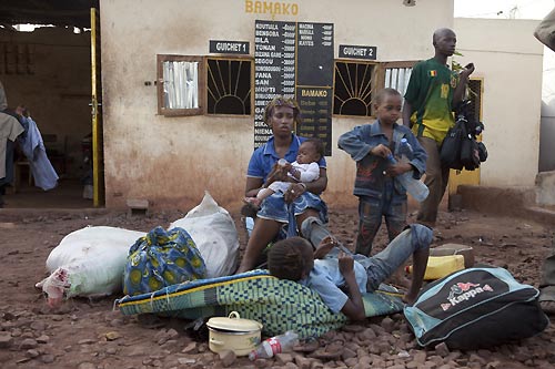 Emergency response in Northern Mali - Family fleeing unrest in Gao - Photo courtesy of Reuters /J. Penney