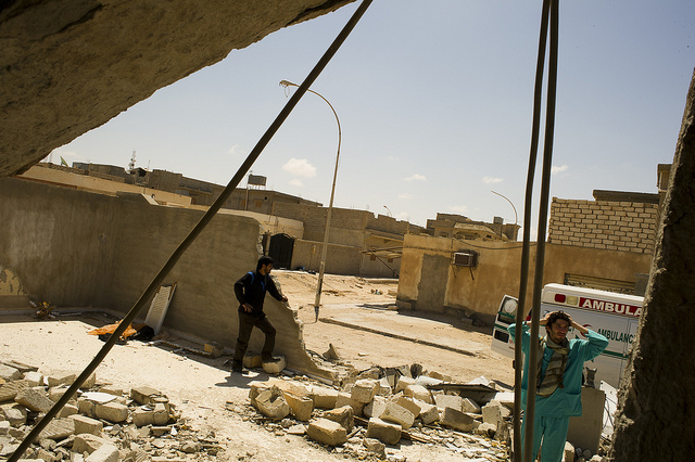 Ajdabiya - Doctors visiting a clinic destroyed in the fighting - © ICRC / LIOHN, André / V-P-LY-E-00135