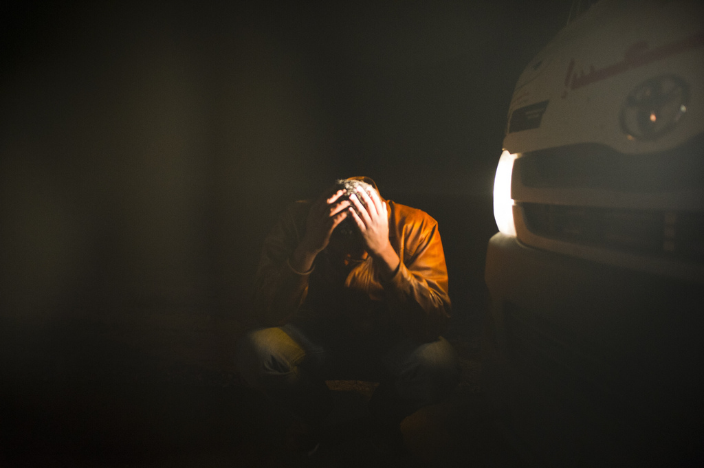 A doctor breaks down in tears after four colleagues were killed, earlier in the Libyan conflict. © ICRC / LIOHN, André