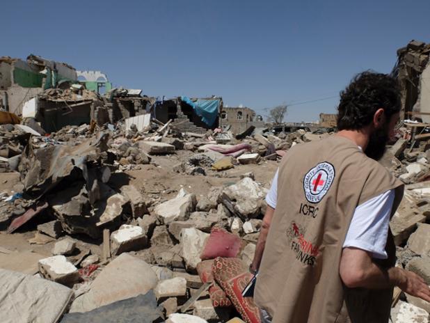 Air strikes & violent clashes put "immense strain on already weak medical services" says head of @ICRC in Yemen.