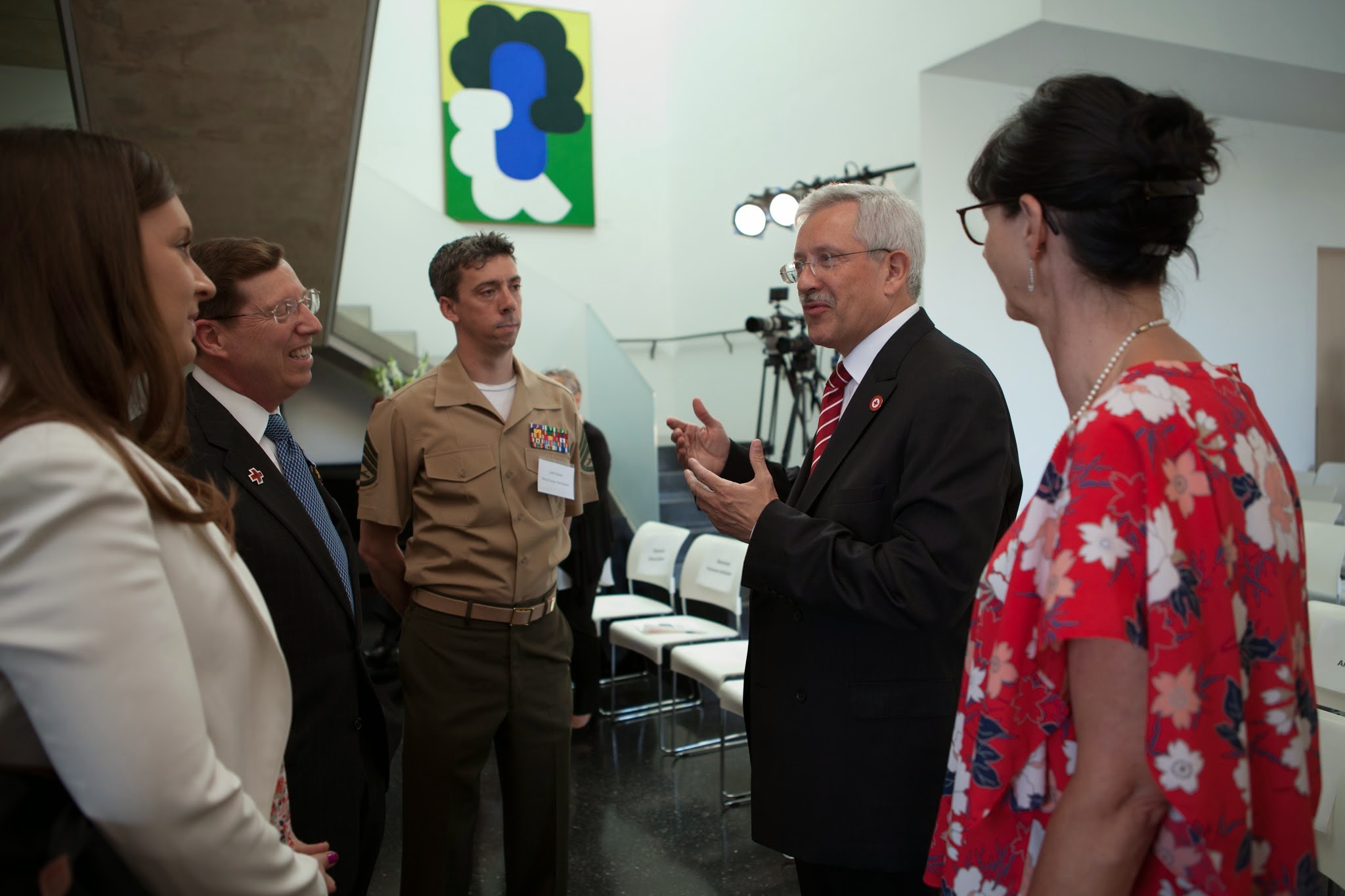 Ambassador Dahinden talks with Staff Sgt. Liam Dwyer, a "wounded warrior" from Afghanistan (pictured middle), and Steve Peth, a military veteran who volunteers for the American Red Cross helping injured US servicemen with their rehabilitation at Walter Reed Military Medical Center. Steve was wounded during the Vietnam War and now gives up his time to help others injured in combat. Marin Reynes (far left), the Senior Station Manager for the American Red Cross at Walter Reed, and the Ambassador's wife (right) were also part of the conversation. 