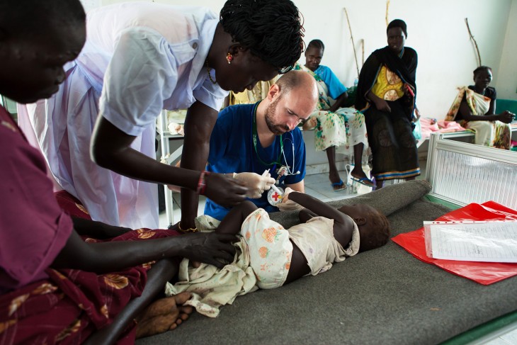 Kodok hospital, South Sudan. An ICRC doctor treats a small child. CC BY-NC-ND/ICRC/Pawel Krzysiek