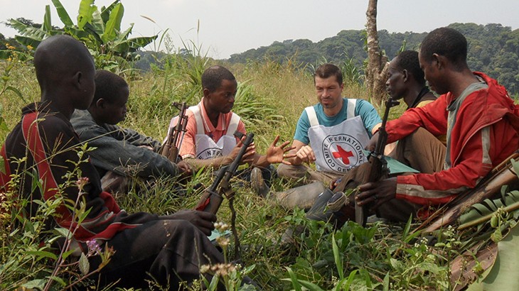 An ICRC delegate engages with an armed group to explain the importance of protecting health care personnel and hopspitals.. © ICRC