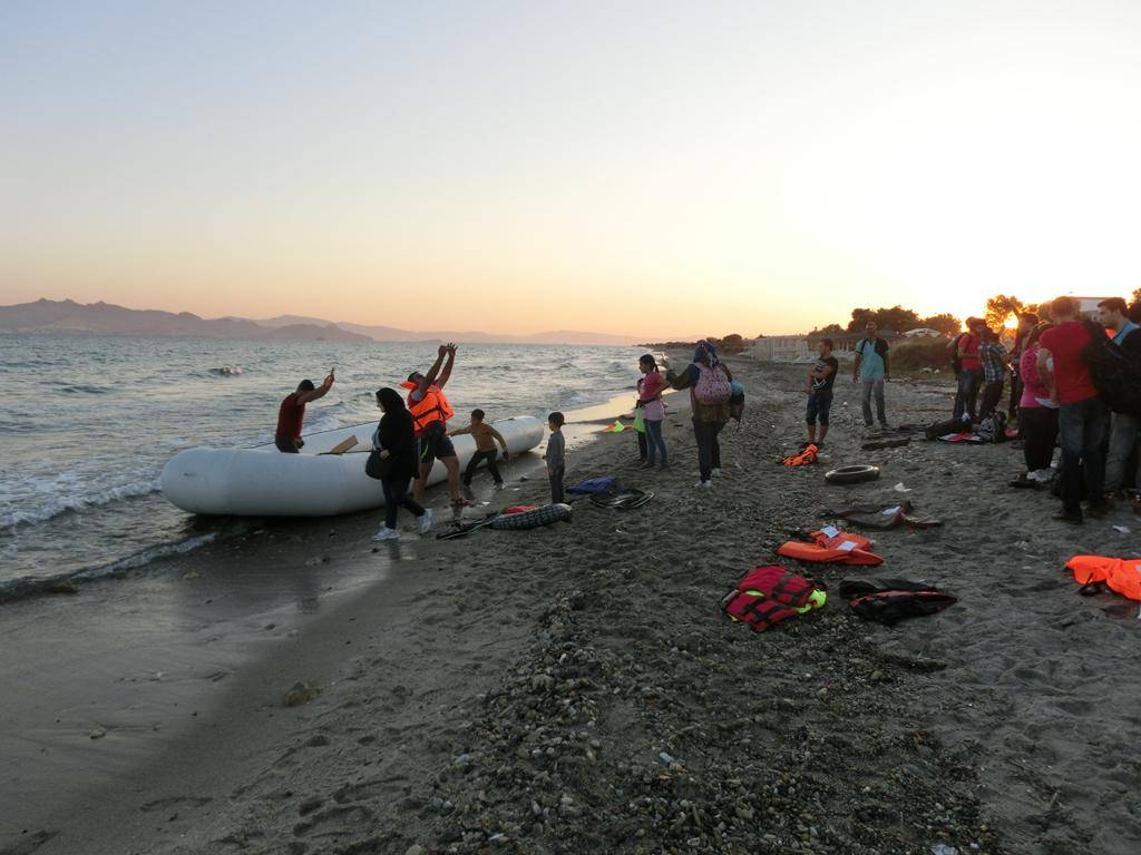 A rubber boat carrying some 50 people arrives in Kos, Greece. © IFRC