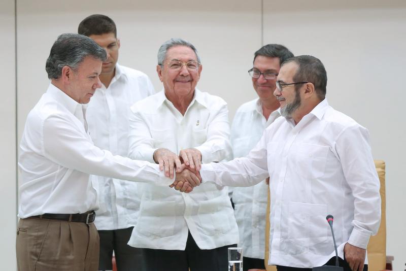 Photo of the Week: Cuba's President Raul Castro (C), Colombia's President Juan Manuel Santos (L), and FARC rebel leader Timochenko shake hands in Havana, September 23, 2015. Copyright Alexandre meneghini/ reuters. FOREIGN AFFAIRS