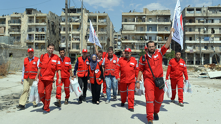 Syrian Arab Red Crescent cross the frontlines to help those most in need. CC BY-NC-ND / ICRC / Niki Clark