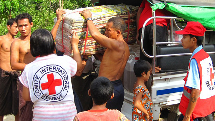 Myanmar Red Cross distribute essential items to flood-affected communities around Mrauk-U township. CC BY-NC-ND / ICRC / Oscar Susanto