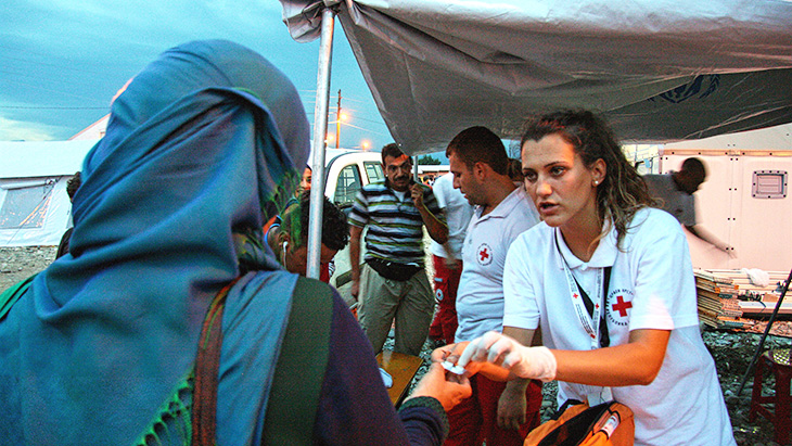 Red Cross volunteers provide basic medical care to migrants in Macedonia. © Danish Red Cross / John Engedal Nissen