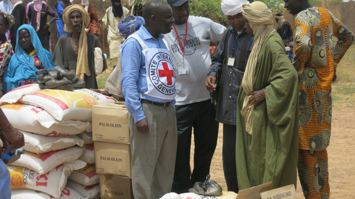 December 2015, Timbuktu Region, Mali. An ICRC delegate speaks with local people in an area where harvests have failed because of drought and flooding, and two million people face food shortages. ICRC / Valery Mbaoh Nana