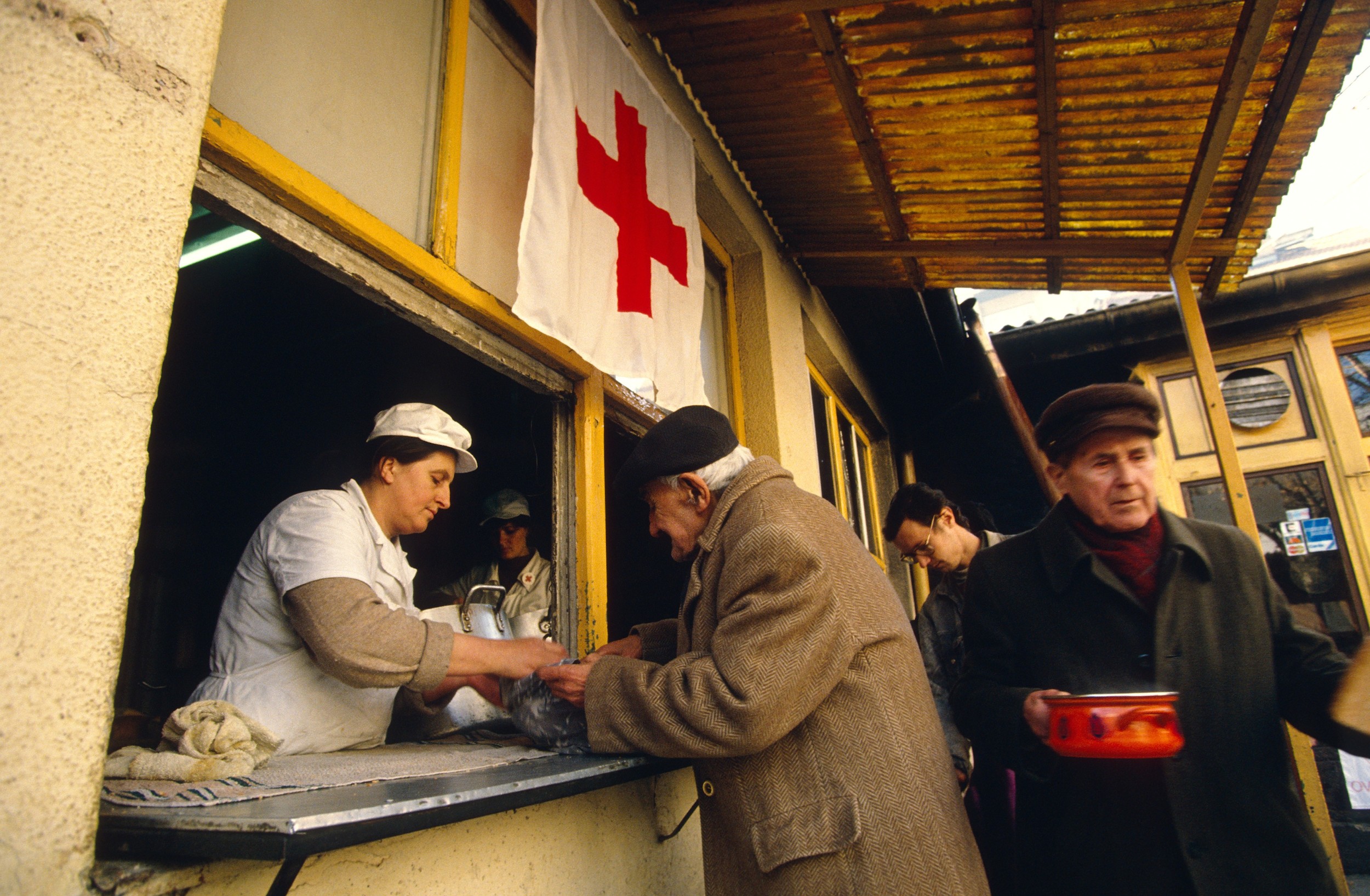 Distribution of soup to the elderly in need. ©HVAAL, Morten