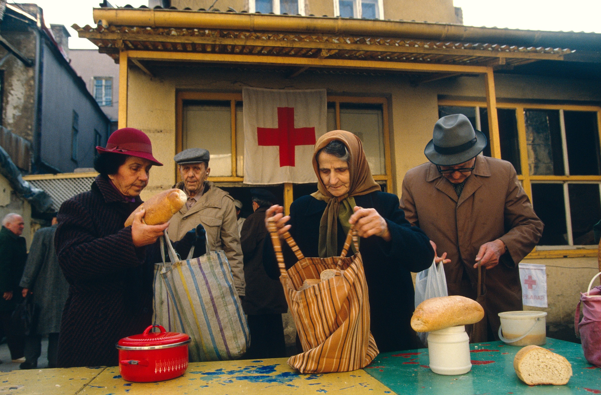 Distribution of soup to the elderly in need. ©HVAAL, Morten