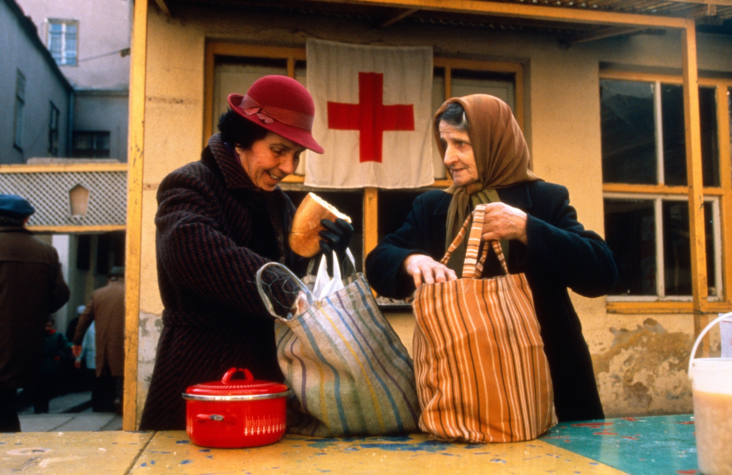 Distribution of soup to the elderly in need. ©HVAAL, Morten
