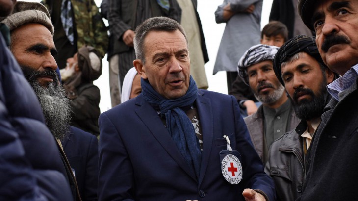 Listening to village elders in northern Afghanistan. © Andrew Quilty for the ICRC