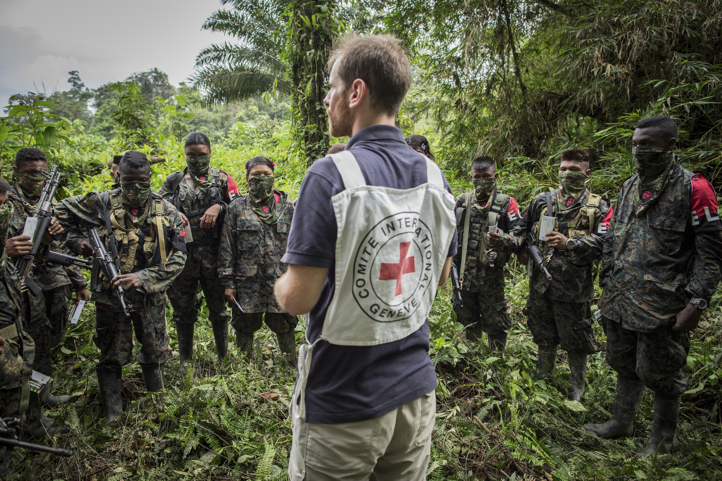 Colombia: An ICRC employee speaks to members of the ELN armed group about IHL and the obligation to respect the lives of the civilian population, health personnel, and the sick or wounded. Photographer: ARREDONDO, Juan Copyright: Getty Images/CICR
