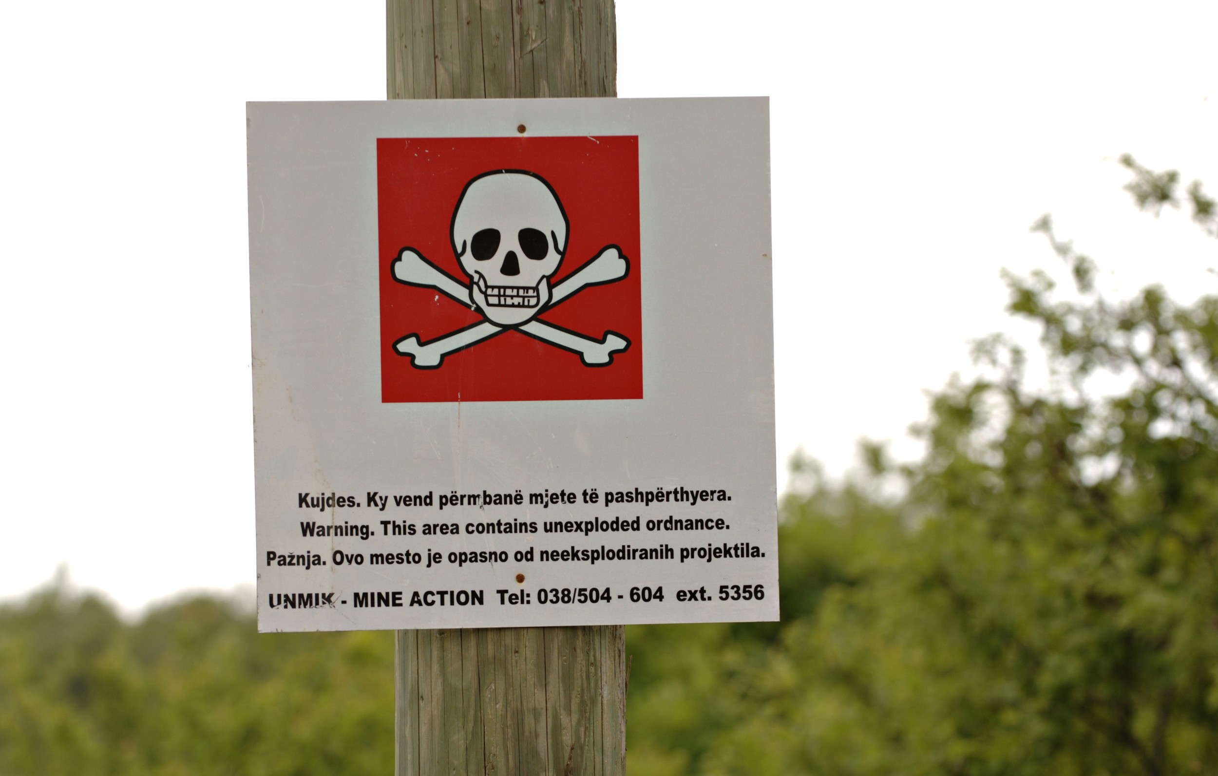 Kosovo: Warning sign on the danger of mines. ©Saltbones, Olav/ICRC