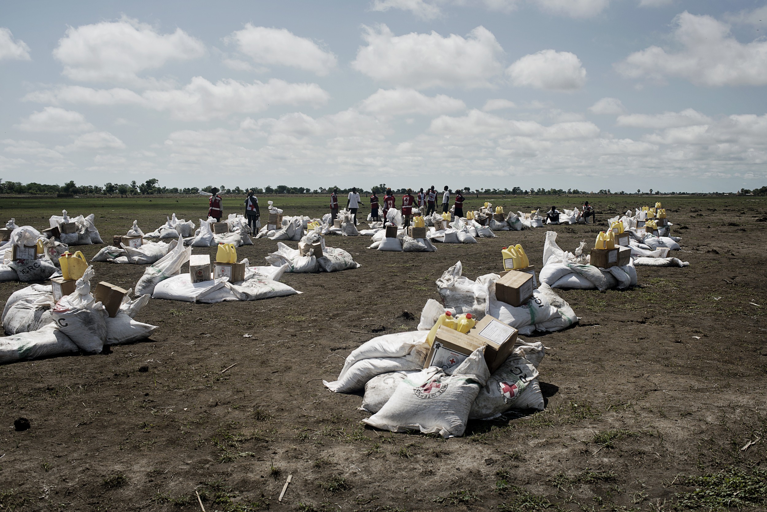 Unity State, Leer, South Sudan. Volunteers of the South Sudan Red Cross pile up the goods before an ICRC food distribution. ©ZOCHERMAN, JACOB/ICRC