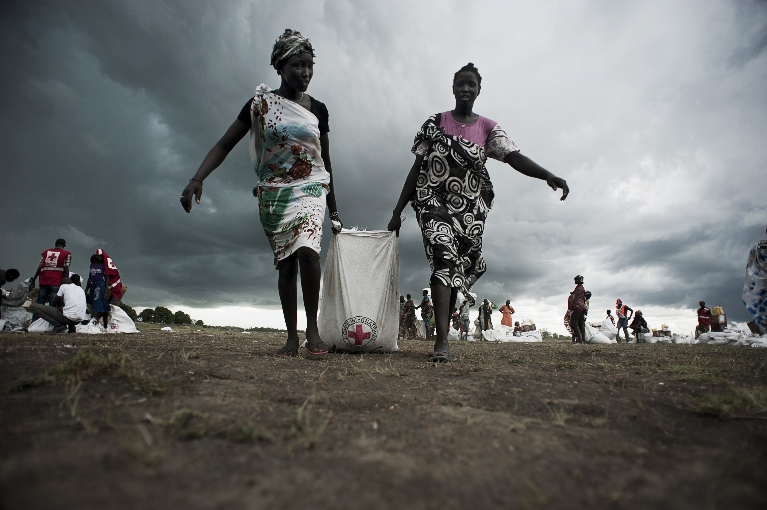 Unity State, Leer. Women collecting sorghum and oil some hours after an airdrop conducted by the ICRC. ©ZOCHERMAN, JACOB/ICRC