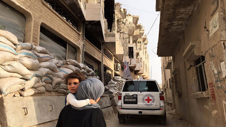 ICRC aid convoy enters the besieged town of Al Rastan, Syria. ©P. Krzysiek/ICRC