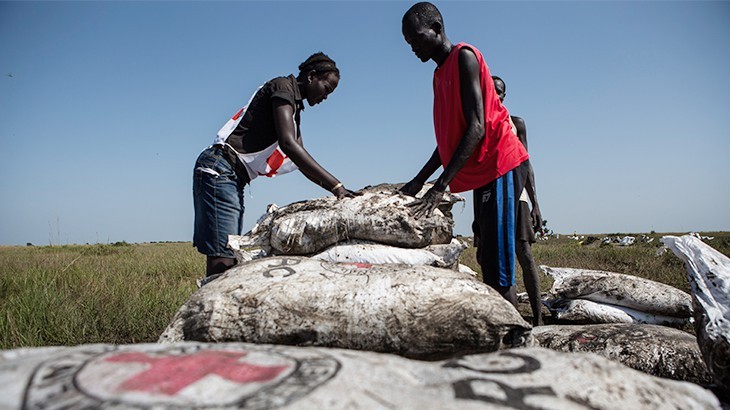 South Sudan Red Cross volunteers help to collect food rations after an ICRC airdrop in Jonglei state, South Sudan. © P. Krzysiek/ICRC